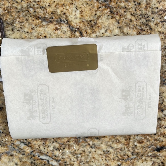 NWT. Coach Poppy wristlet - Picture 4 of 8